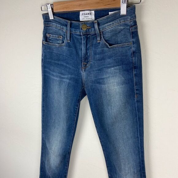 Frame Le Skinny de Jeanne Crop Petal-Hem Jeans in Sherman Wash - Picture 3 of 8